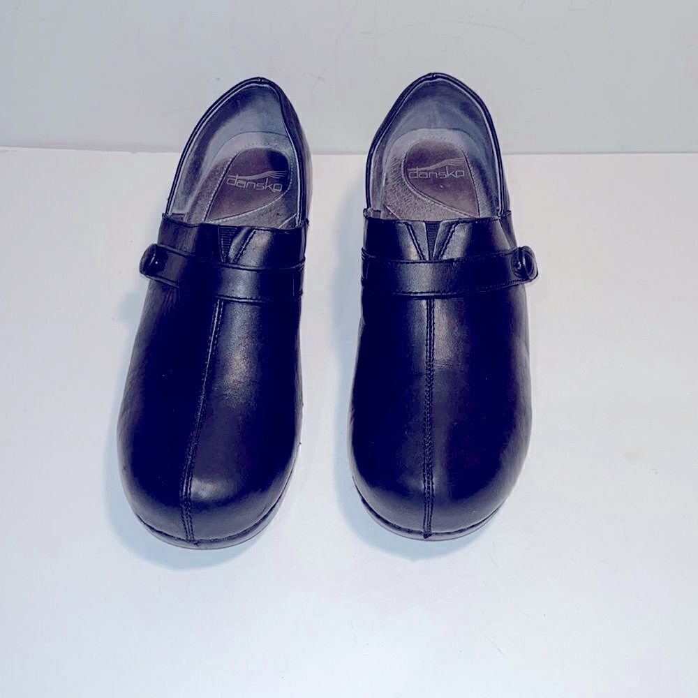 Dansko black leather clogs w/ button - Picture 2 of 4